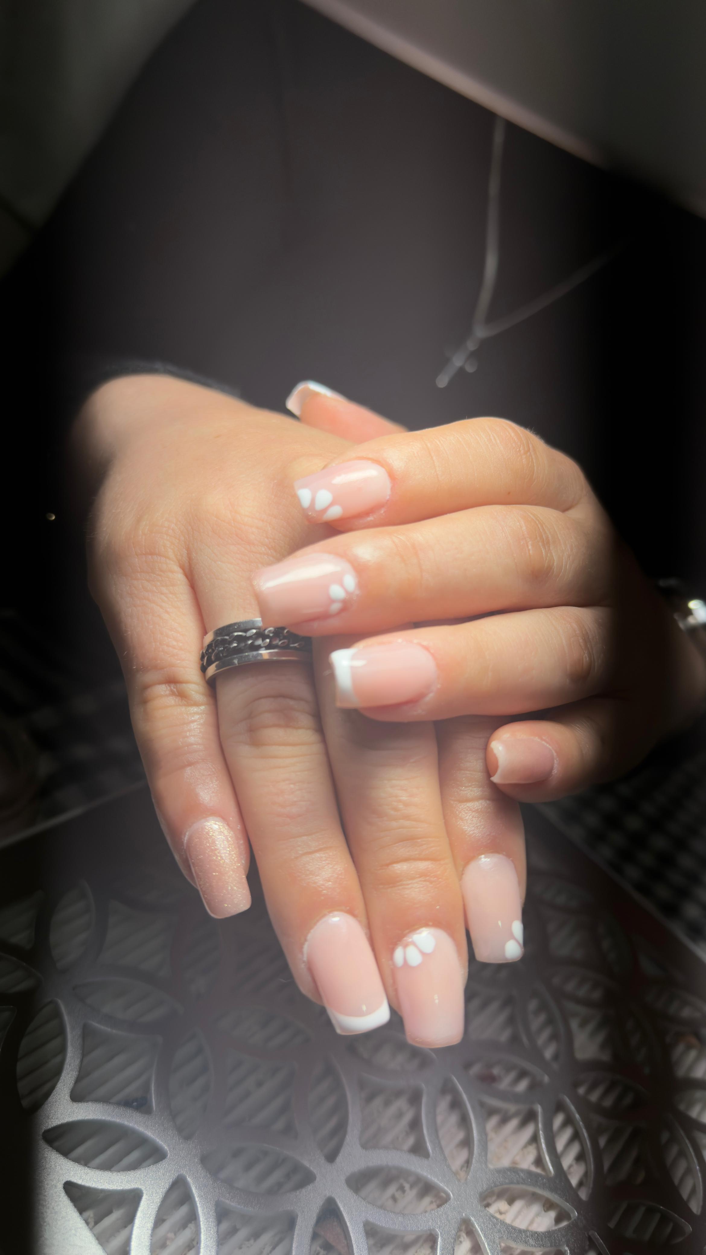 Trabajo de uñas Margarita's Beauty Studio 13