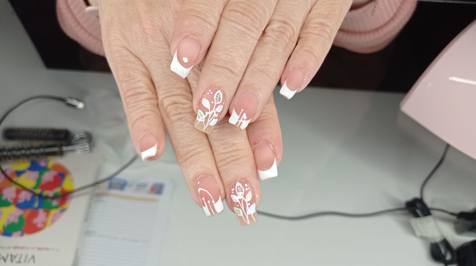 Trabajo de uñas Margarita's Beauty Studio 35